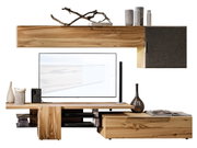 Moderne Wohnwand aus Holz ohne Beleuchtung, bestehend aus einem Hängeschrank und einem TV-Board mit Dekorationen, aus frontaler Perspektive.