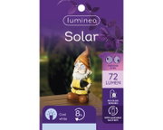 Solarbetriebener Gartenzwerg aus Polyresin mit beweglichen Augen, gelber Jacke und braunem Hut, auf einer Holzoberfläche stehend, frontal betrachtet.