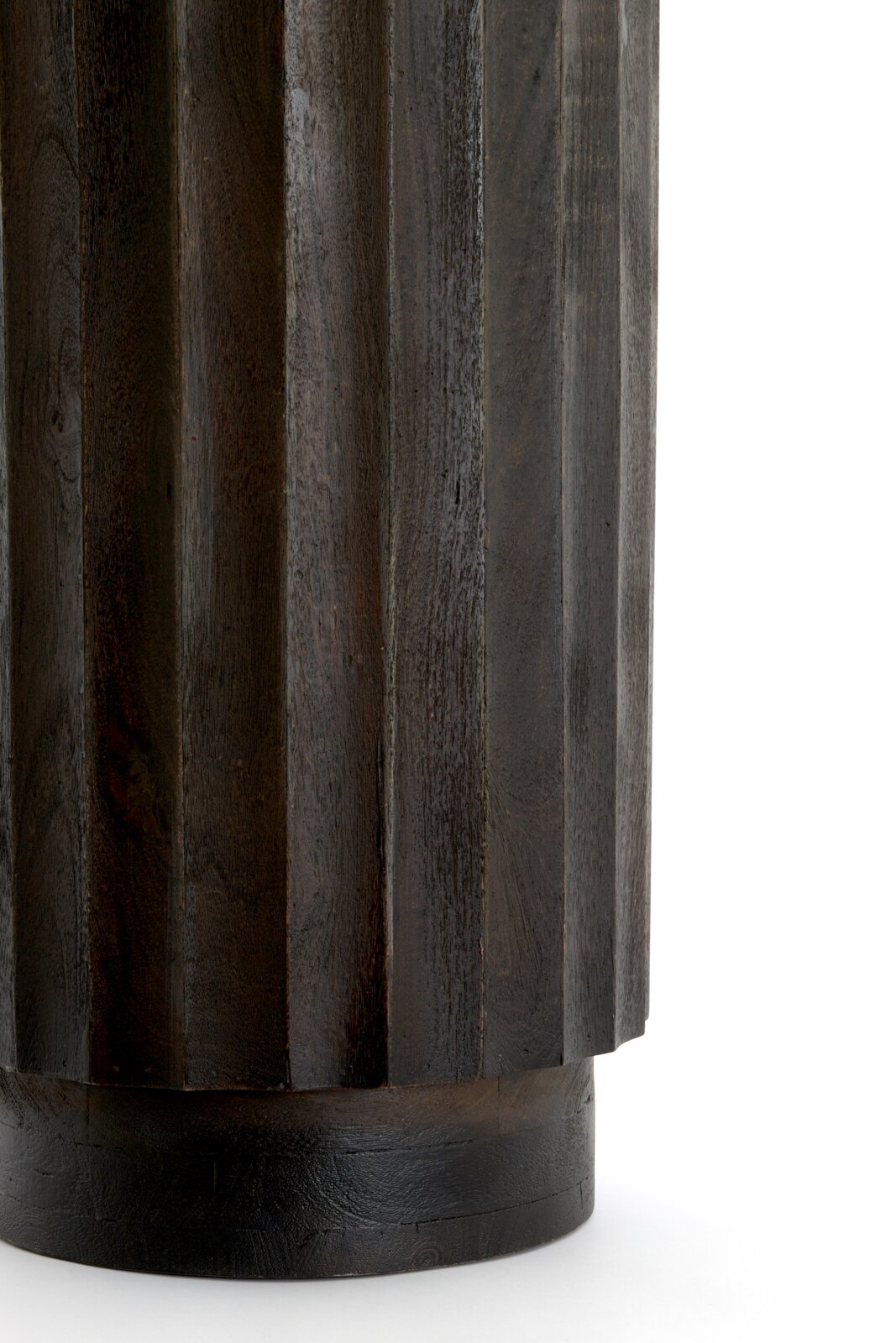 Nahaufnahme eines dunkel gebeizten, geriffelten Holzobjekts mit zylindrischem Sockel, frontal aus seitlicher Perspektive vor weißem Hintergrund