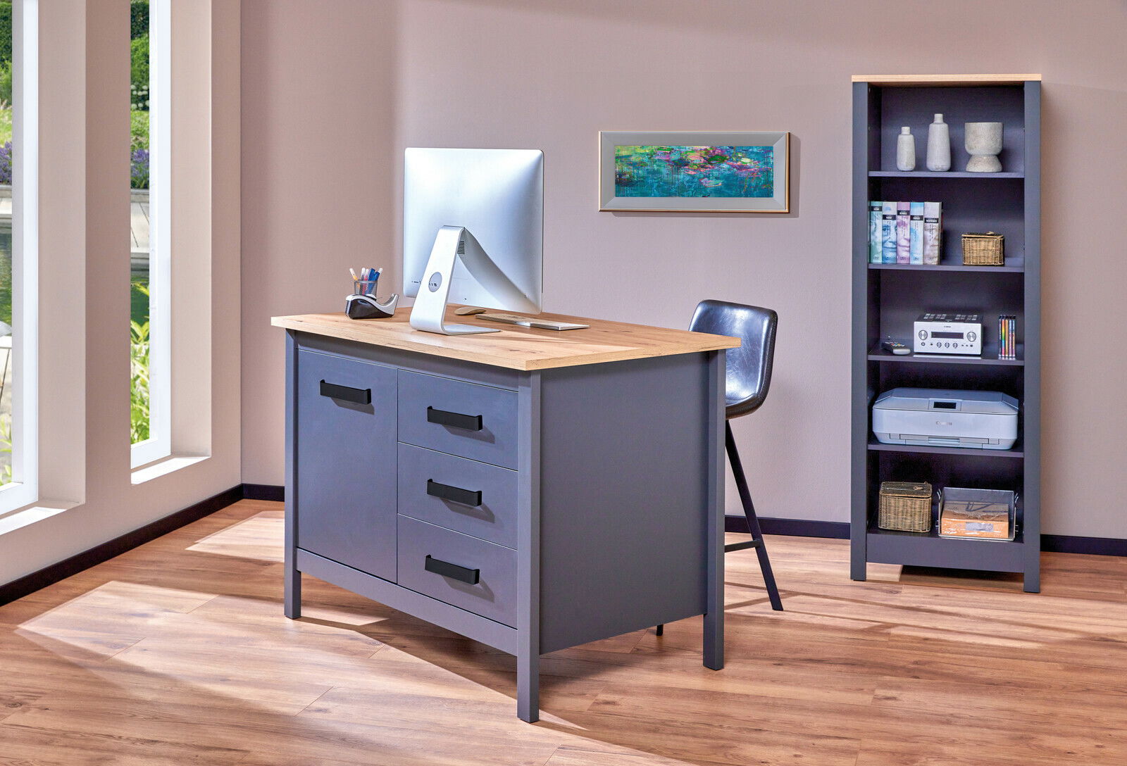 Moderne Kücheninsel mit grauen Schubladen und Holzarbeitsplatte, seitliche Perspektive.