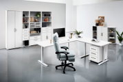 Moderner Chefsessel in einem stilvollen Büro, seitliche Perspektive