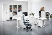 Moderner Chefsessel in einem stilvollen Büro, seitliche Perspektive