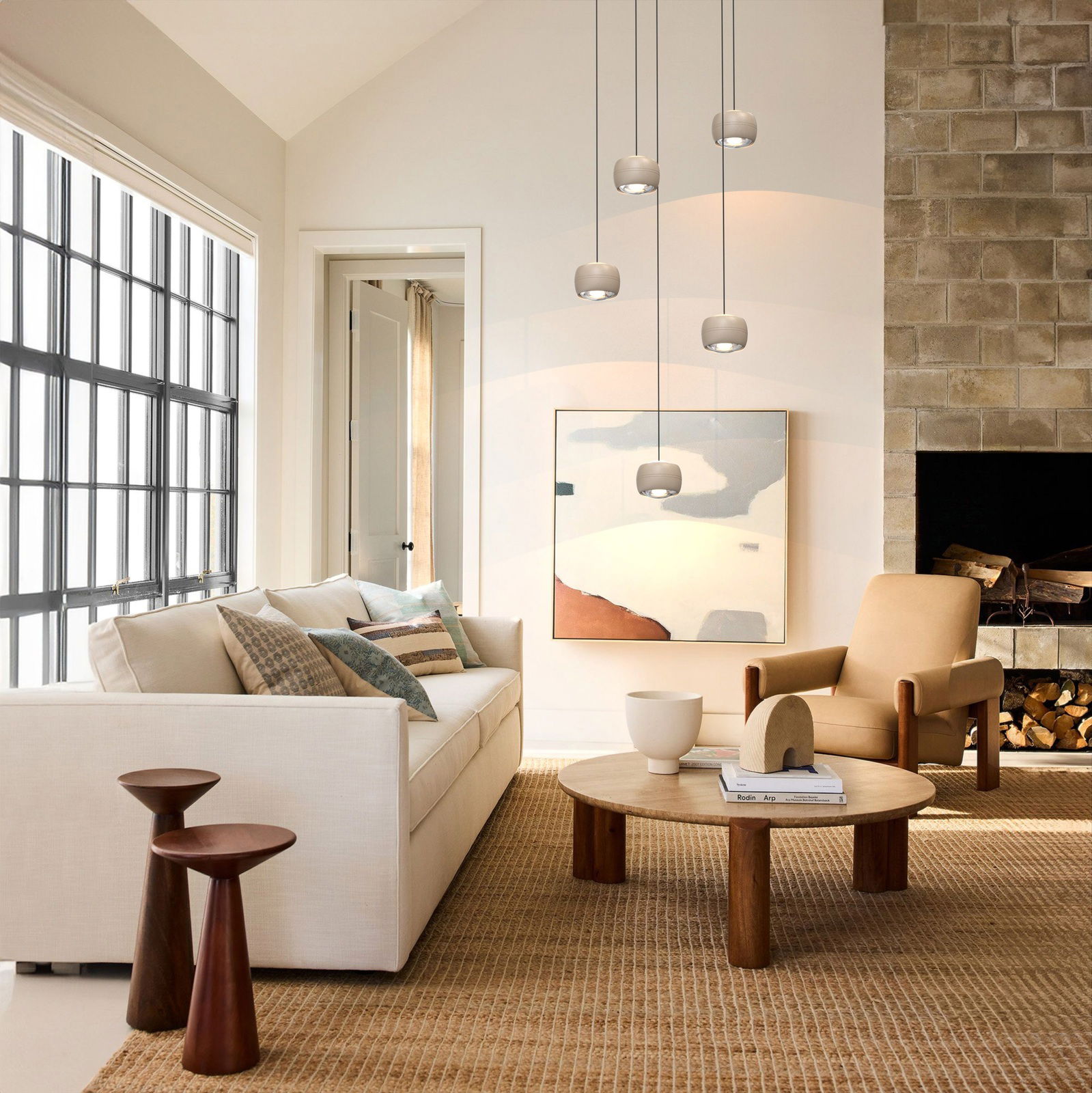 Moderne LED-Pendelleuchte in einem stilvollen Wohnzimmer, aus der Seitenperspektive betrachtet.