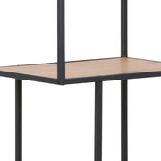 Nahaufnahme eines modernen Regals mit schwarzem Metallrahmen und Holzböden, seitliche Perspektive.