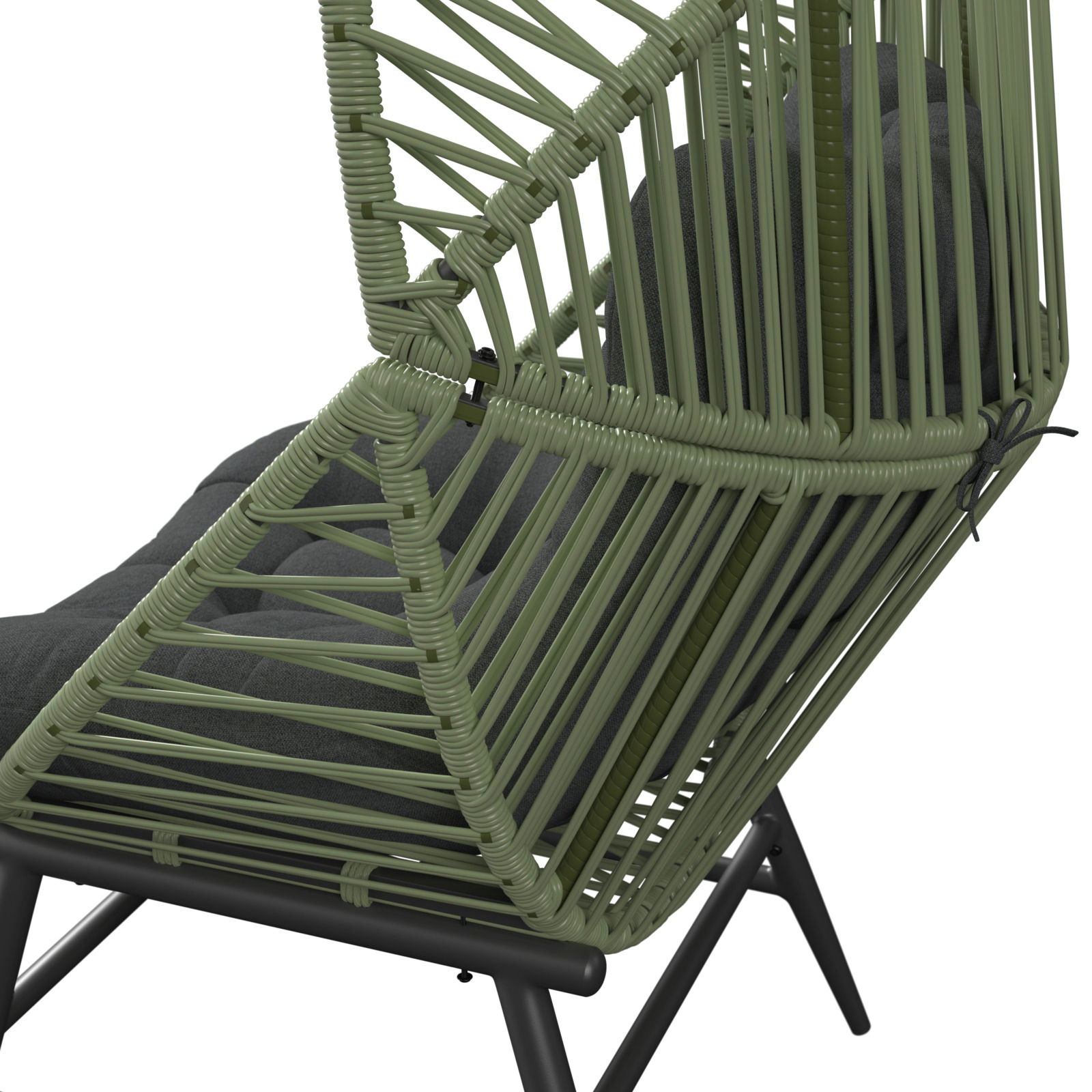 Detailansicht eines grünen Gartensessels mit geflochtenem Design und schwarzem Kissen, seitliche Perspektive