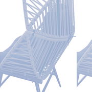 Detailansicht eines grünen Gartensessels mit geflochtenem Design und schwarzem Kissen, seitliche Perspektive