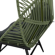 Detailansicht eines grünen Gartensessels mit geflochtenem Design und schwarzem Kissen, seitliche Perspektive