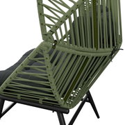 Detailansicht eines grünen Gartensessels mit geflochtenem Design und schwarzem Kissen, seitliche Perspektive