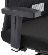 Nahaufnahme eines schwarzen Drehstuhls mit Armlehne und Netzrückenlehne, seitliche Perspektive