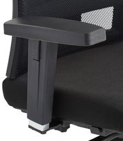 Nahaufnahme eines schwarzen Drehstuhls mit Armlehne und Netzrückenlehne, seitliche Perspektive