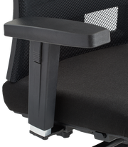 Nahaufnahme eines schwarzen Drehstuhls mit Armlehne und Netzrückenlehne, seitliche Perspektive