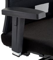 Nahaufnahme eines schwarzen Drehstuhls mit Armlehne und Netzrückenlehne, seitliche Perspektive