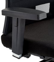 Nahaufnahme eines schwarzen Drehstuhls mit Armlehne und Netzrückenlehne, seitliche Perspektive