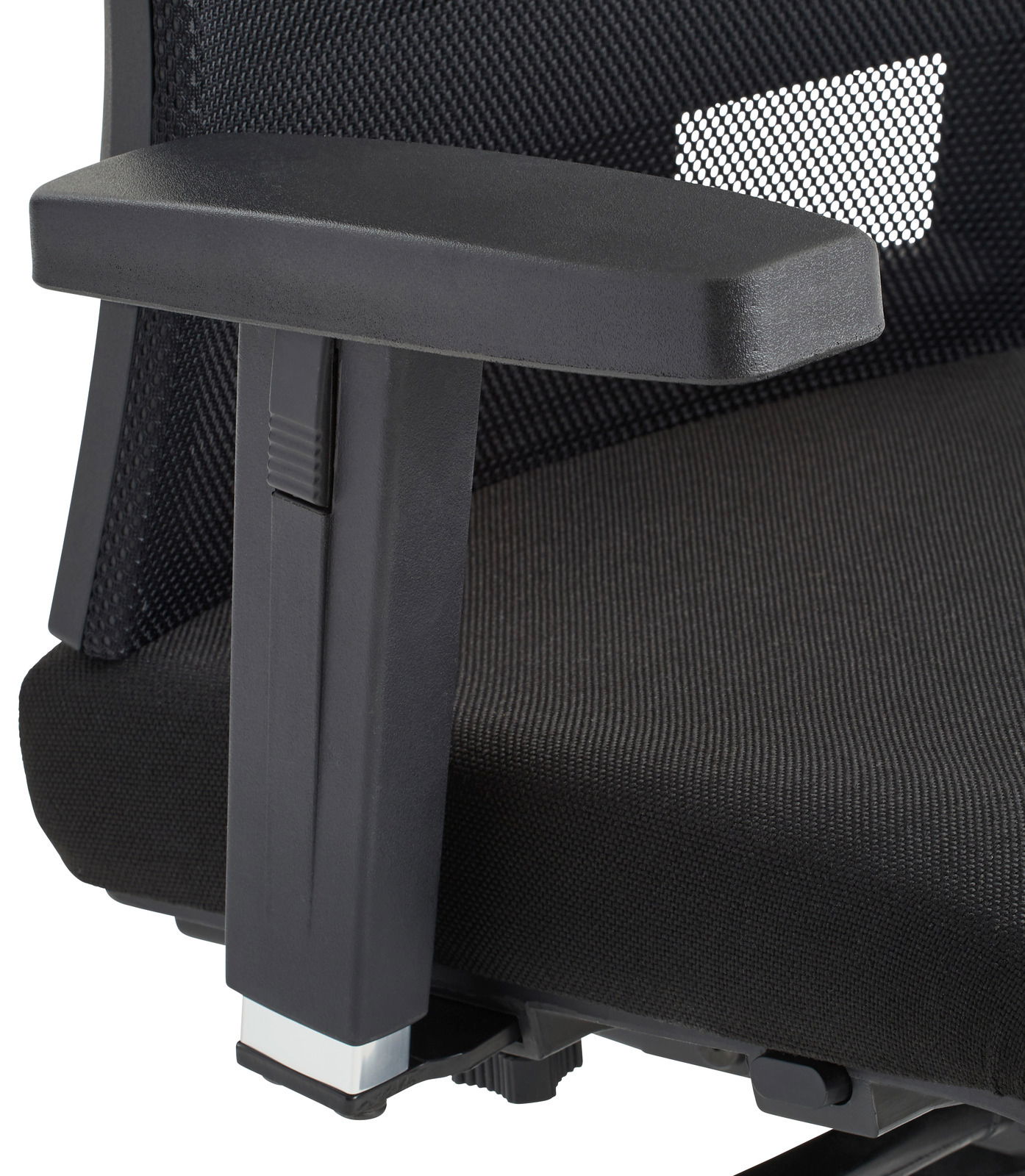 Nahaufnahme eines schwarzen Drehstuhls mit Armlehne und Netzrückenlehne, seitliche Perspektive