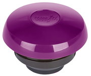 Lila Deckel einer Isolierkanne, von oben betrachtet, mit glänzender Oberfläche und eingeprägtem Logo.