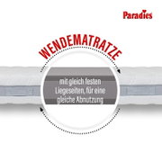 Paradies Wendematratze in Seitenansicht, weiße Matratze mit blauem Seitenband und Hinweis auf gleich feste Liegeseiten für gleichmäßige Abnutzung