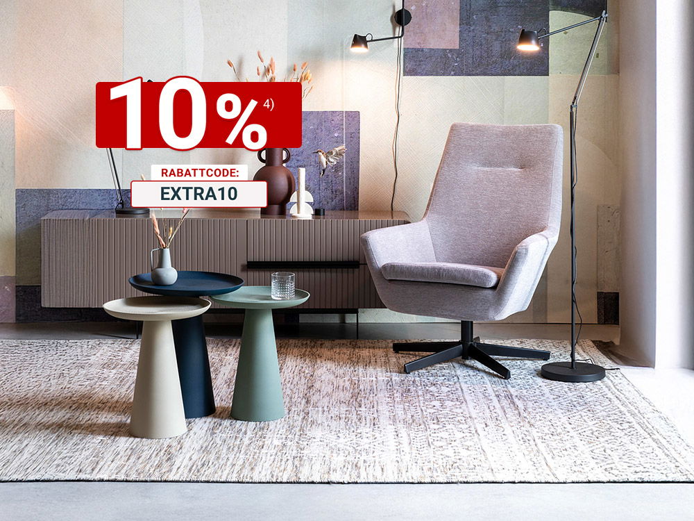 Modernes Wohnzimmer mit grauem Sessel, Beistelltischen, Sideboard, Designlampen und Wanddeko