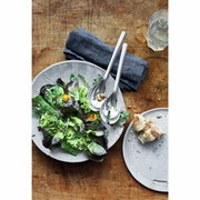 Salatbesteck NUOVA 25cm aus Edelstahl, auf einem Tisch mit einem frischen Salat in einer Schale, von oben fotografiert.