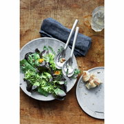 Salatbesteck NUOVA 25cm aus Edelstahl, auf einem Tisch mit einem frischen Salat in einer Schale, von oben fotografiert.