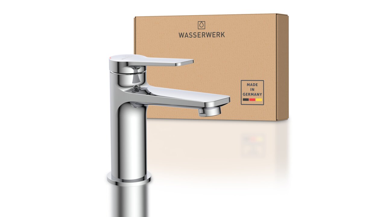 Moderne Waschtischarmatur in Chromoptik, seitliche Perspektive, vor Verpackung mit 'Made in Germany'-Aufdruck