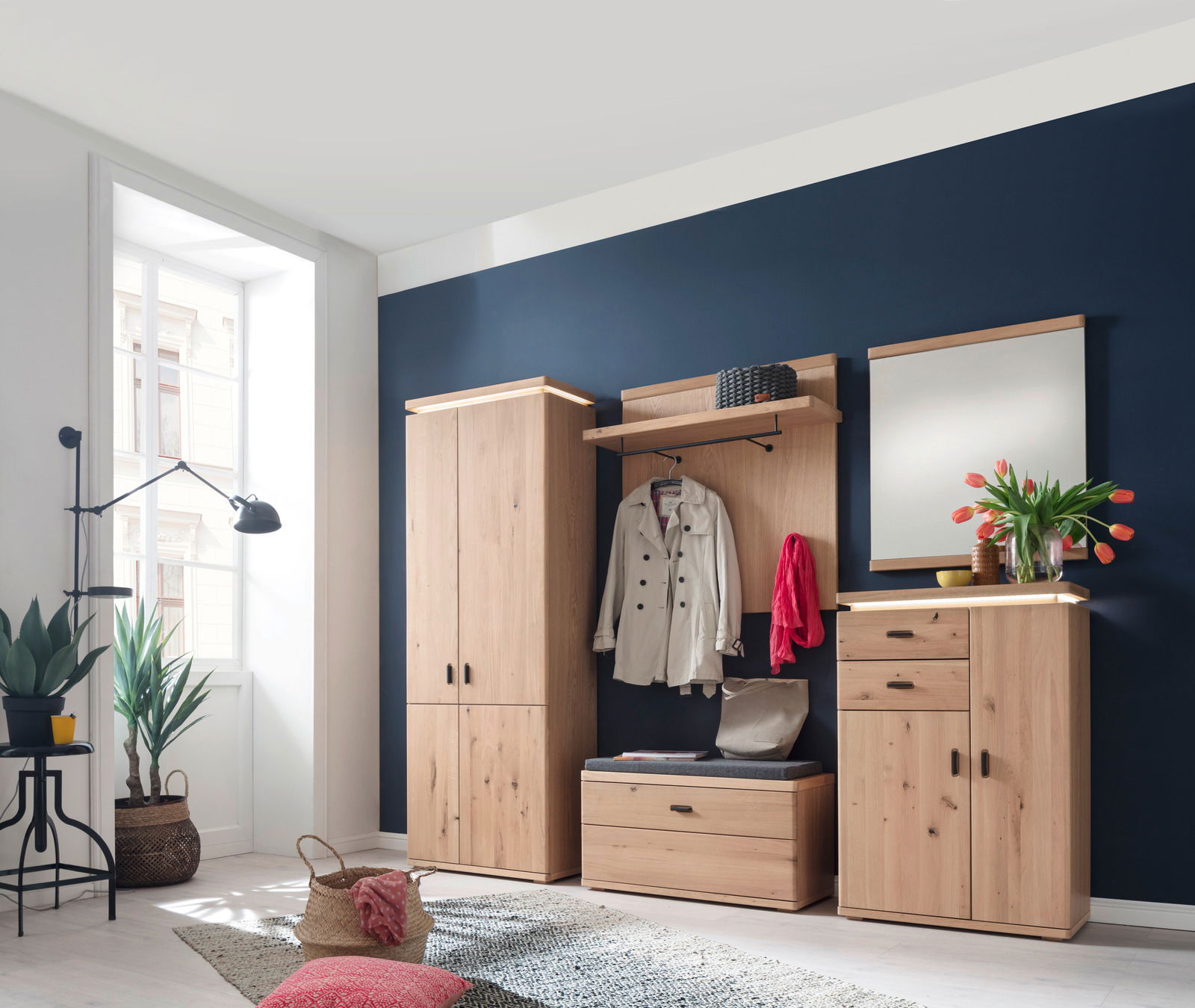 Linea Natura Garderobenschrank BARCELONA Garderobenkombination in Holzoptik mit Schrank, Sitzbank, Spiegel und Garderobenpaneel, seitliche Perspektive