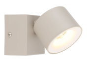 Weiße, moderne Wandlampe mit schwenkbarem Spotkopf und warm leuchtender LED, Seitenansicht schräg von vorn vor weißem Hintergrund