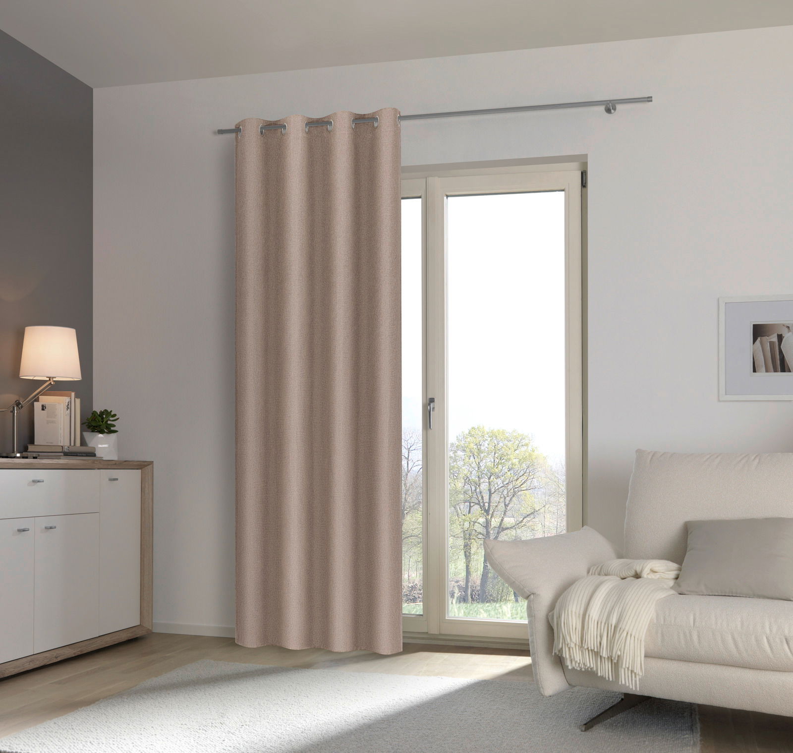 Esposa Ösenschal 130x245cm Beige Ösenschal vor einer Terrassentür in einem modernen Wohnzimmer, seitliche Perspektive