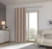 Beige Ösenschal vor einer Terrassentür in einem modernen Wohnzimmer, seitliche Perspektive