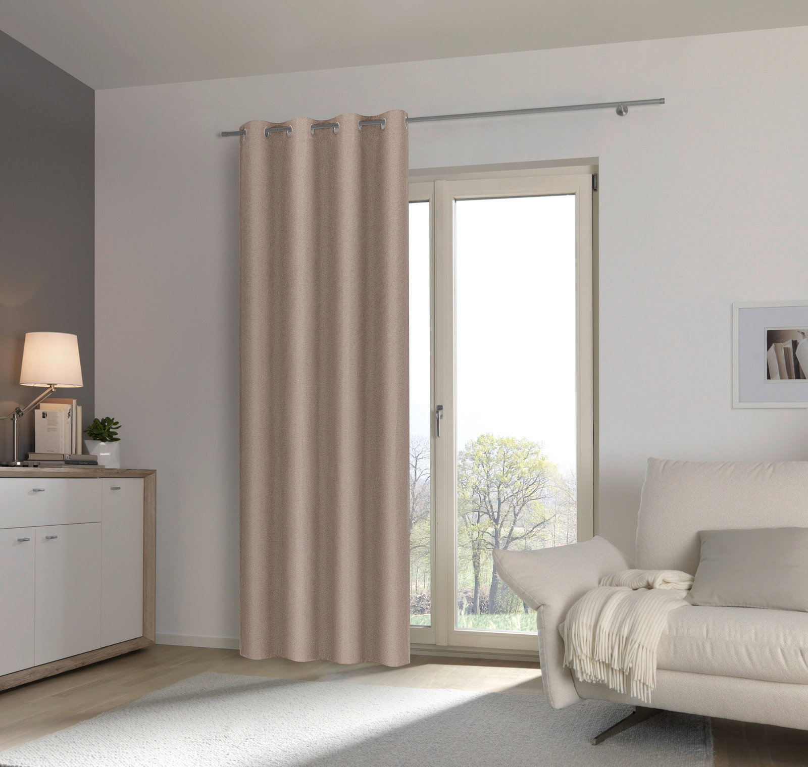 Beige Ösenschal vor einer Terrassentür in einem modernen Wohnzimmer, seitliche Perspektive
