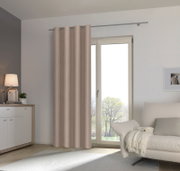Beige Ösenschal vor einer Terrassentür in einem modernen Wohnzimmer, seitliche Perspektive