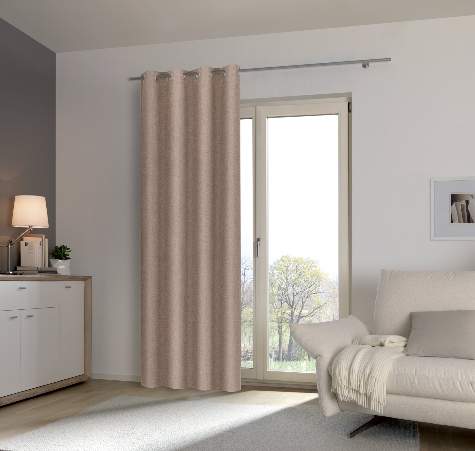 Esposa Ösenschal 130x245cm Beige Ösenschal vor einer Terrassentür in einem modernen Wohnzimmer, seitliche Perspektive