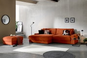 Rostorange Cord-Ecksofa mit linker Recamiere in modernem Wohnzimmer, frontal in leichter Seitenperspektive von vorn fotografiert