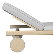 Seitliche Ansicht einer Sonnenliege mit verstellbarer Rückenlehne und Holzrahmen auf Rädern.