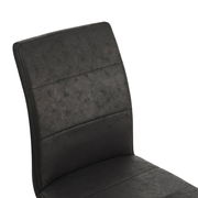 Schwarzer Stuhl mit gepolsterter Rückenlehne, seitliche Perspektive