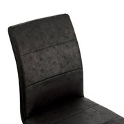 Schwarzer Stuhl mit gepolsterter Rückenlehne, seitliche Perspektive