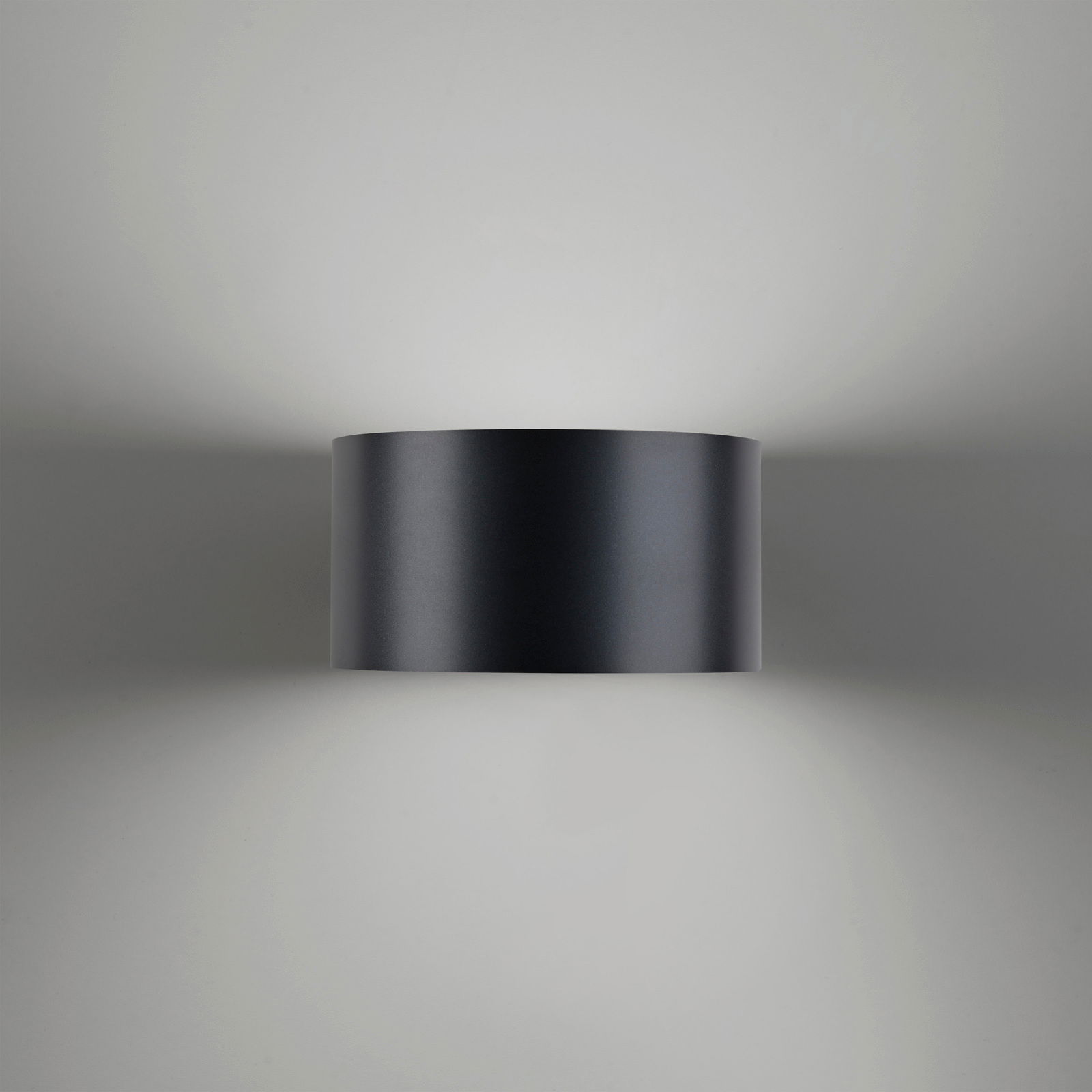 Moderne schwarze Wandleuchte PURE CLIPSE von Paul Neuhaus, frontal abgebildet mit sanfter Lichtverteilung nach oben und unten.