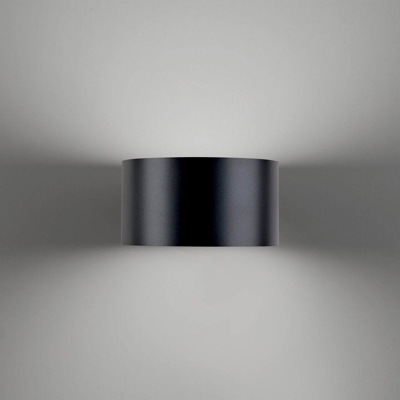 Moderne schwarze Wandleuchte PURE CLIPSE von Paul Neuhaus, frontal abgebildet mit sanfter Lichtverteilung nach oben und unten.