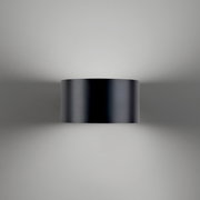 Moderne schwarze Wandleuchte PURE CLIPSE von Paul Neuhaus, frontal abgebildet mit sanfter Lichtverteilung nach oben und unten.