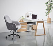 Moderner Drehstuhl in Grau mit gepolsterter Sitzfläche und Rückenlehne, seitliche Perspektive.