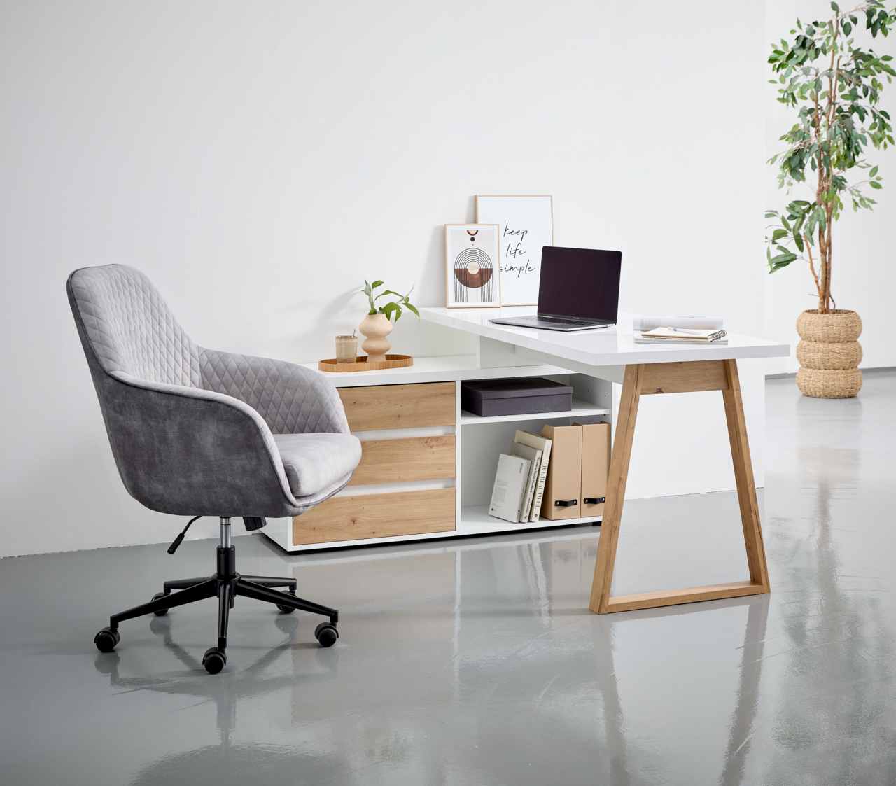 Novel Drehstuhl DANNY Moderner Drehstuhl in Grau mit gepolsterter Sitzfläche und Rückenlehne, seitliche Perspektive.