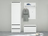 Garderobenpaneel TORINO in moderner, minimalistischer Perspektive. Weißes Paneel mit Haken, Kleiderstange und Ablage, kombiniert mit passendem Schrank und Sitzbank.