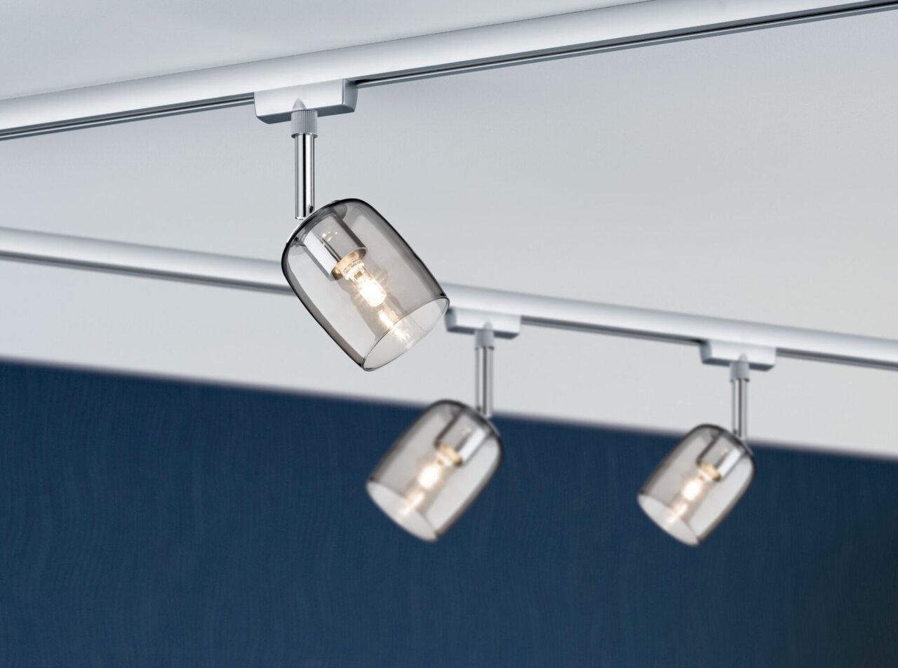 Drei Schienenspots Blossom von PAULMANN in einer modernen Deckeninstallation, seitliche Perspektive.