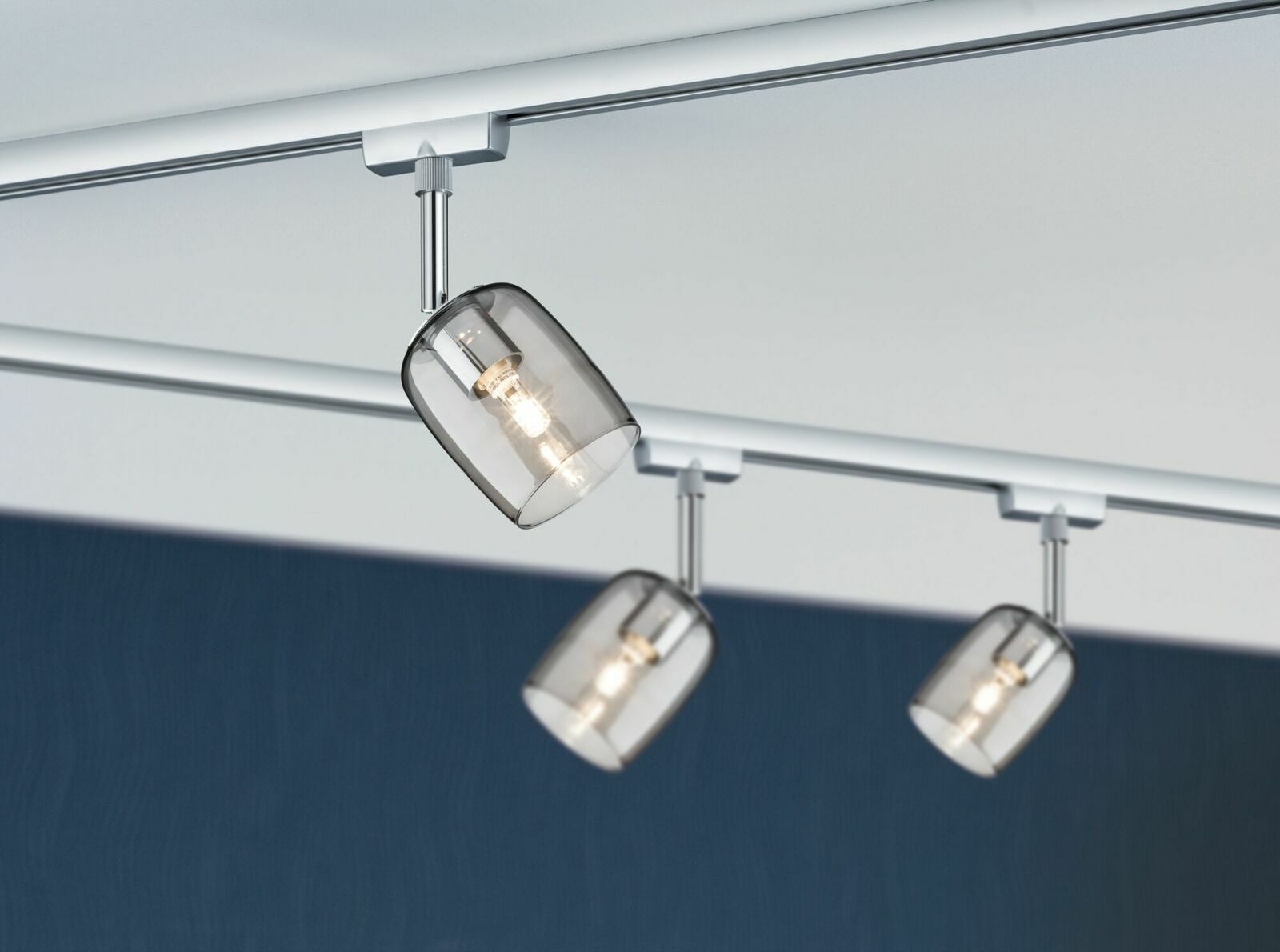 Drei Schienenspots Blossom von PAULMANN in einer modernen Deckeninstallation, seitliche Perspektive.