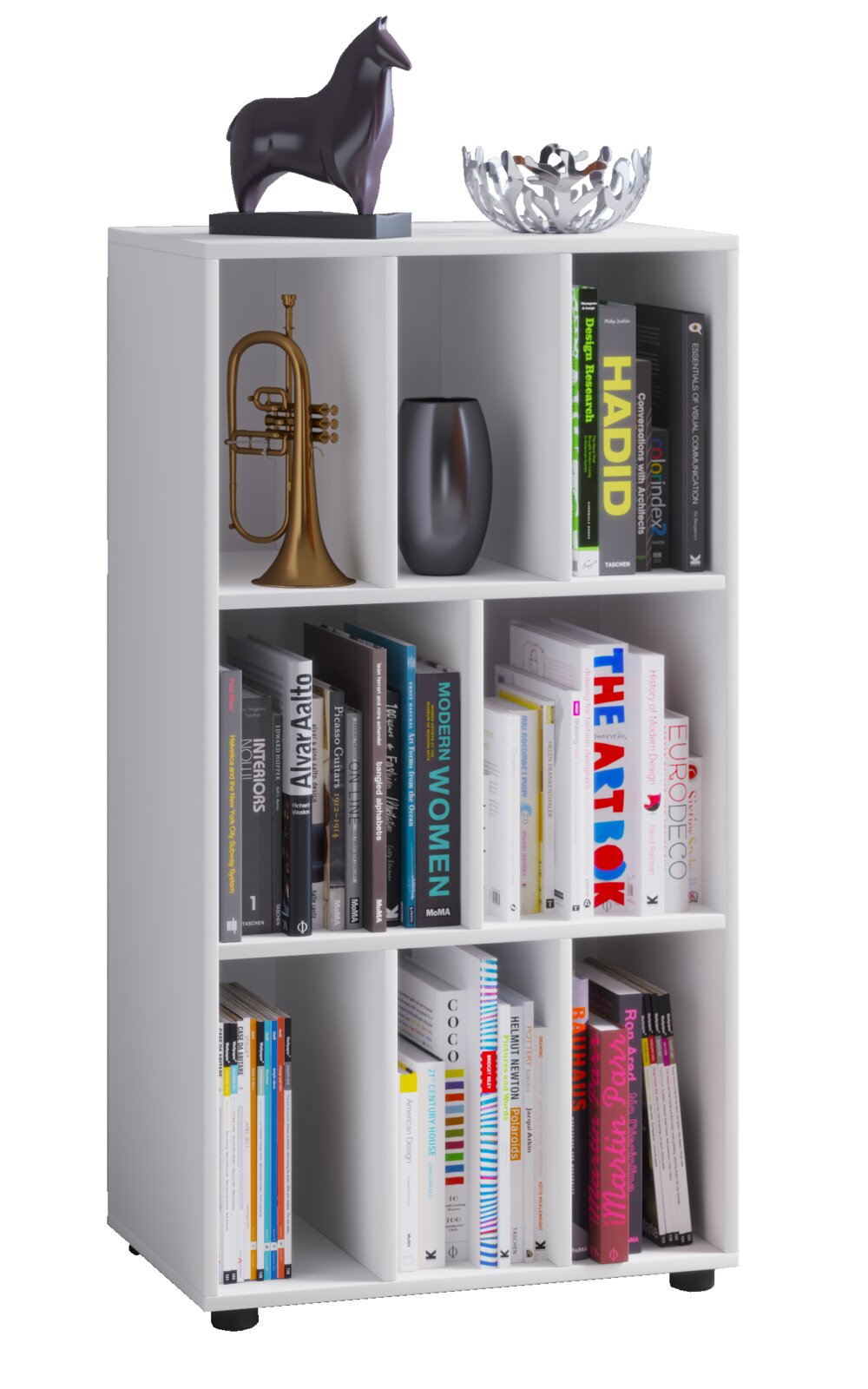 Weißes, rechteckiges Bücherregal mit 8 offenen Fächern, gefüllt mit Büchern und Deko (u. a. Trompete, Vase, Schale und Pferdefigur), freigestellt vor weißem Hintergrund, Perspektive: frontale Ansicht mit leichter Schrägansicht von links.