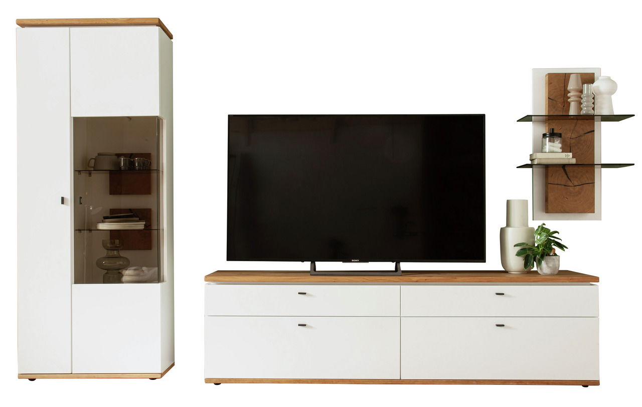 Wandkombination MATADI in modernem Design mit weißem Korpus und Holzakzenten, bestehend aus einem hohen Schrank, einem TV-Board und einem Wandregal. Frontalansicht.