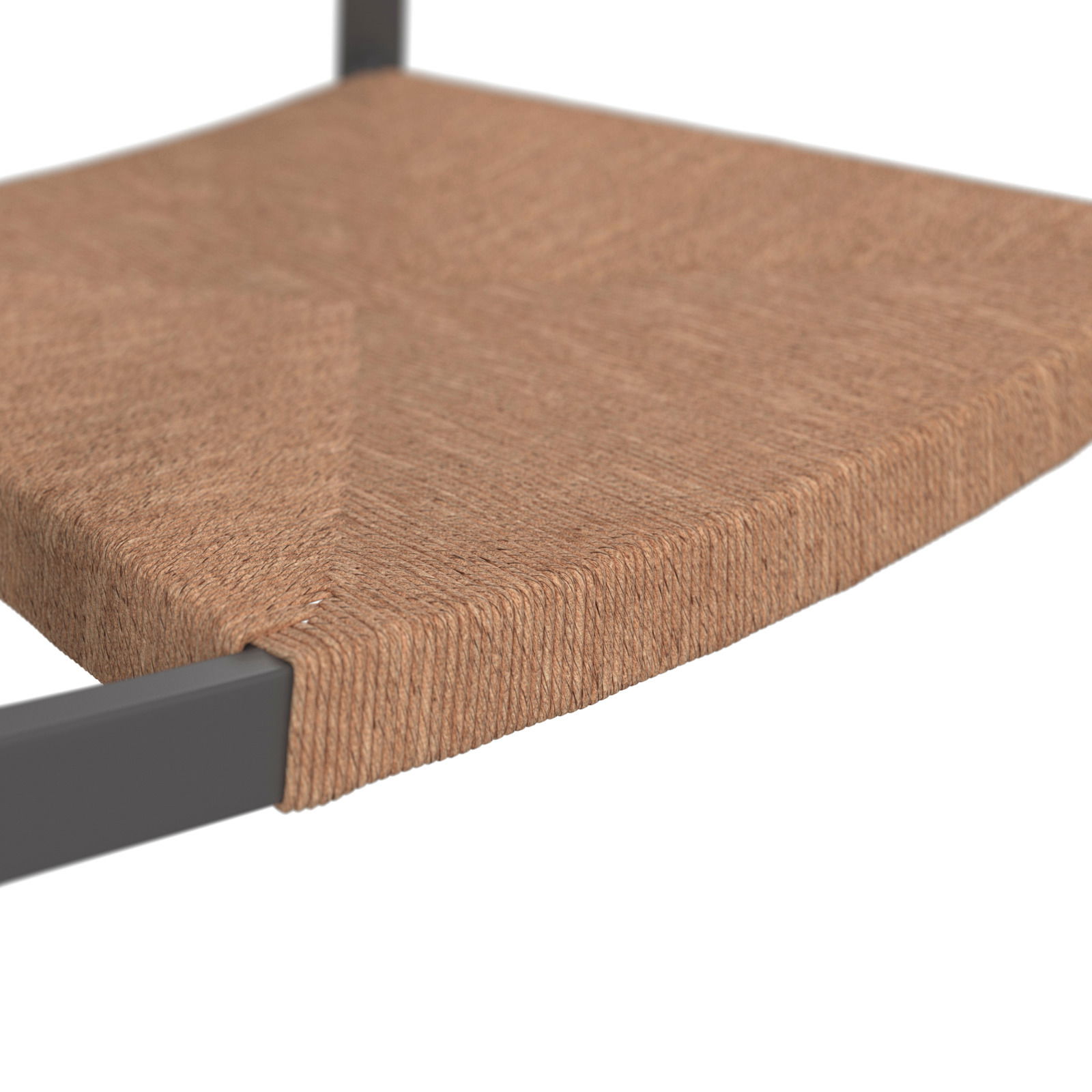 Nahaufnahme eines Loungesessels mit gewebter Sitzfläche und Metallrahmen, seitliche Perspektive.