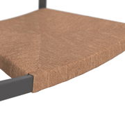 Nahaufnahme eines Loungesessels mit gewebter Sitzfläche und Metallrahmen, seitliche Perspektive.