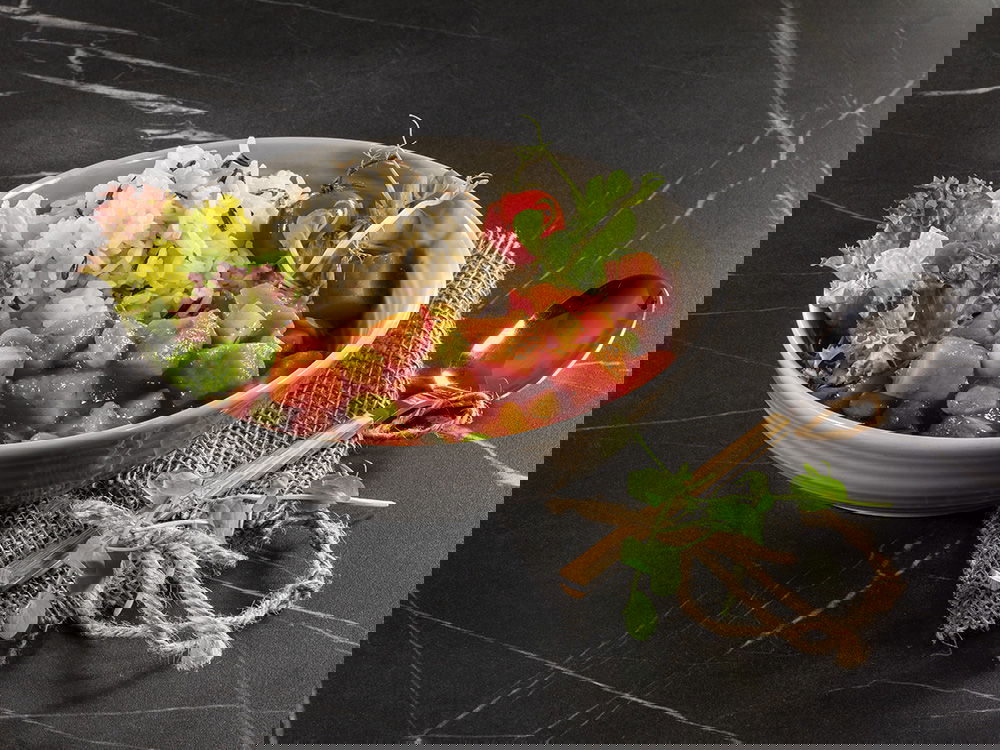 Süßkartoffel-Curry-Bowl mit Gemüse, Salat und Reis.