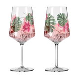 Zwei elegante Weingläser mit tropischem Blumen- und Blätterdesign, gefüllt mit einem rosa Getränk, aus der Frontalperspektive.