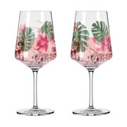 Zwei elegante Weingläser mit tropischem Blumen- und Blätterdesign, gefüllt mit einem rosa Getränk, aus der Frontalperspektive.